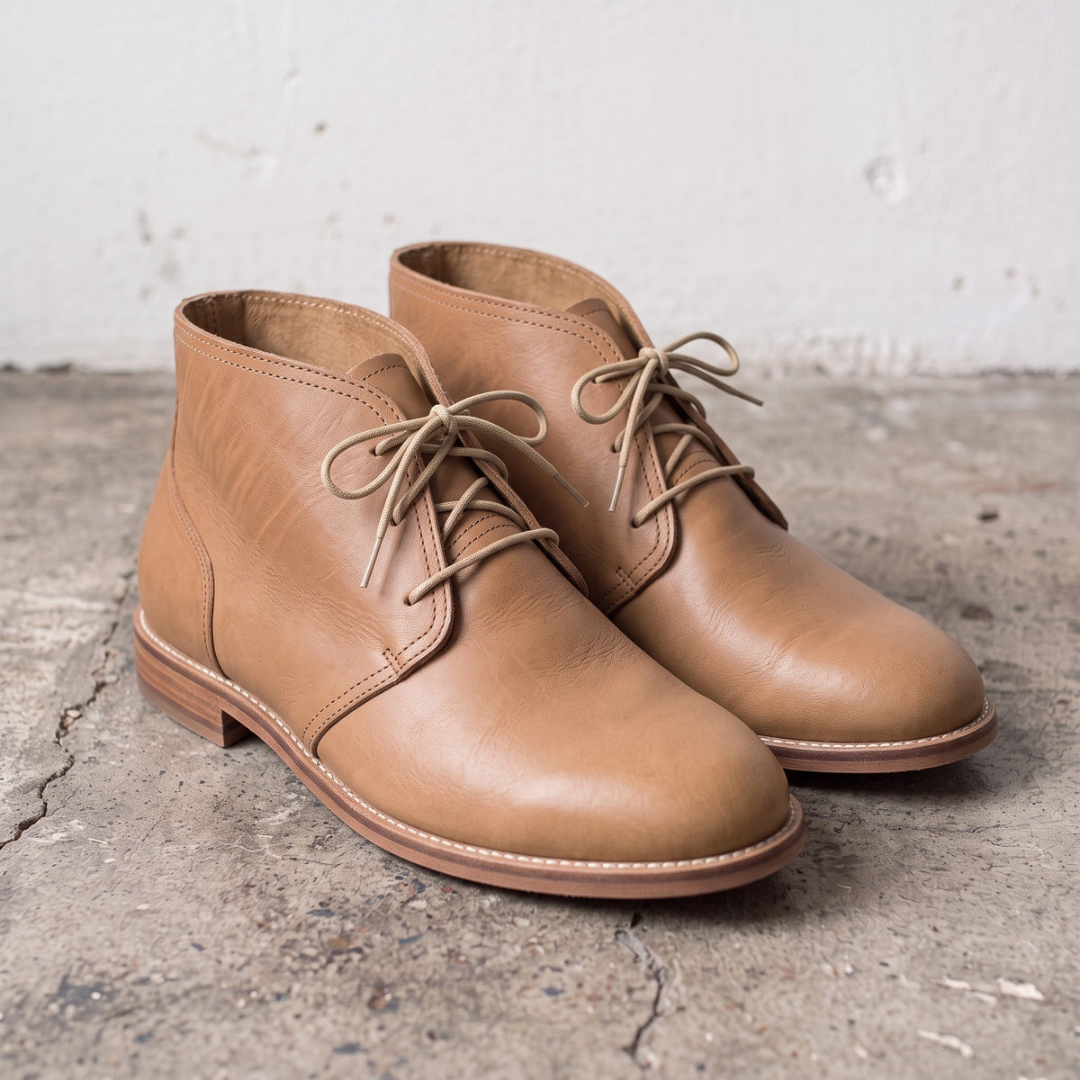 Men's Tan Plain-Toe Leather Chukka Boots — DELWORD